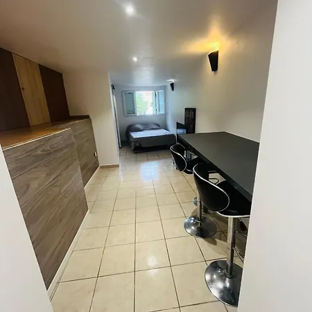 Διαμέρισμα Charmant Studio *